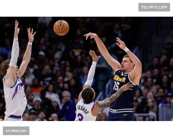 中场评论指出，掘金本场进攻效率高的关键在于约基奇在高位策应的巨大威胁。